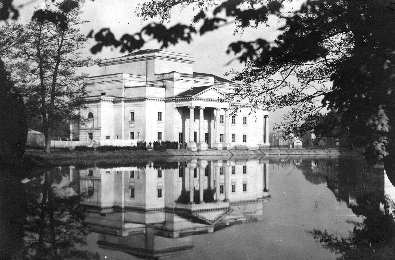 teatr w Kaliszu odbity w rzece